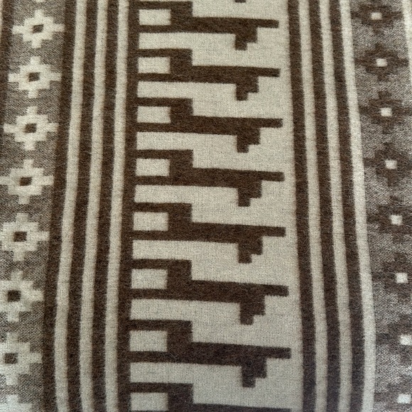 Peruvian alpaca wool throw blanket with fringe - Picture 2 of 4